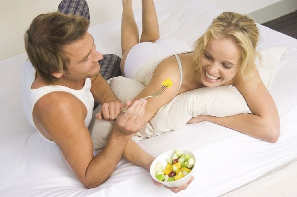 女人和男人吃沙拉的效力